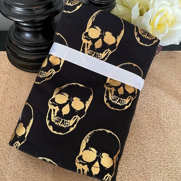NWT SET OF 2 SKULL 💀 Gold Foil Bathroom Hand Towels - Picture 7 of 7